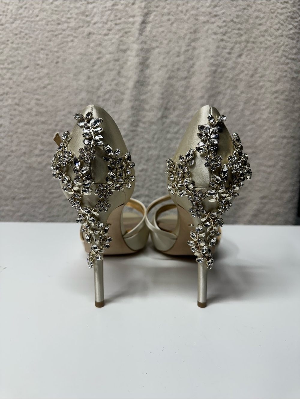 Badgley Mischka Size 7.5 Ivory Satin Crystal Embellished Bridal Heels - Picture 2 of 7